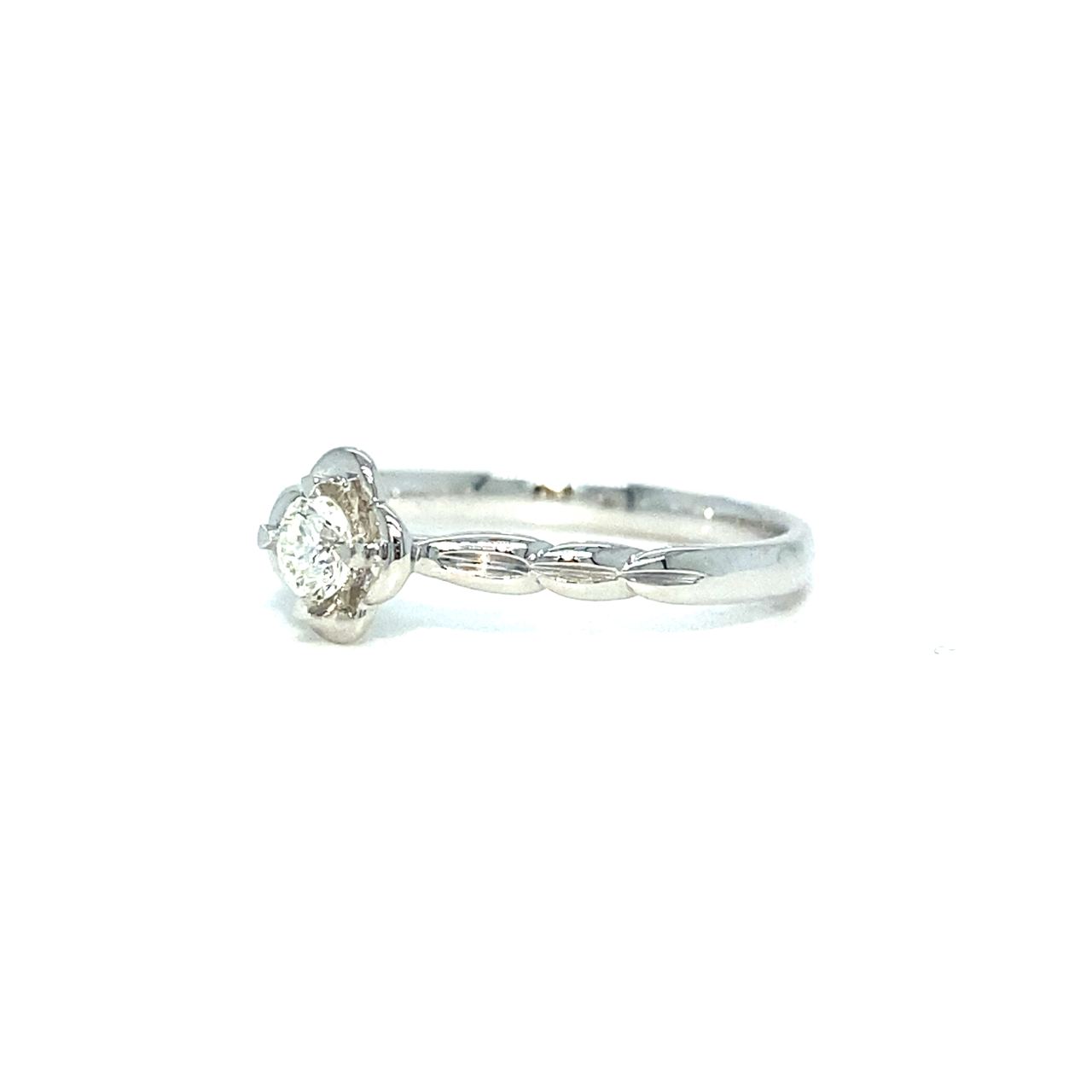 18K White Gold Flower Top Set Slim Diamond Ring