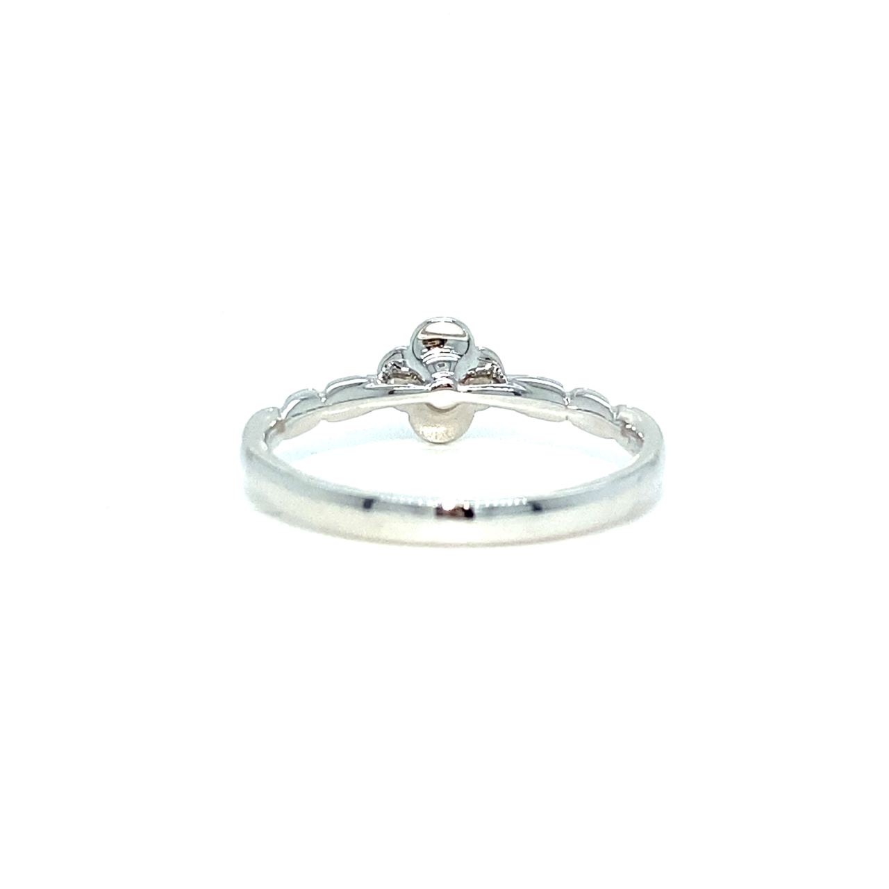 18K White Gold Flower Top Set Slim Diamond Ring