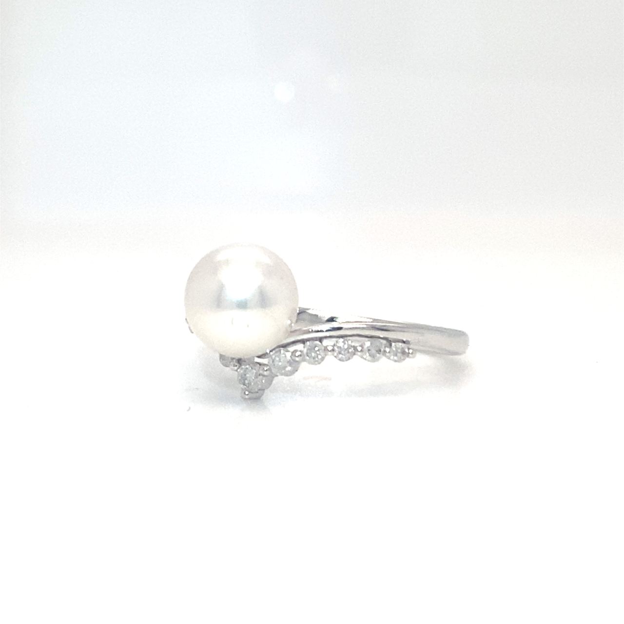18K White Gold V Shape  Flower Pearl Diamond Ring