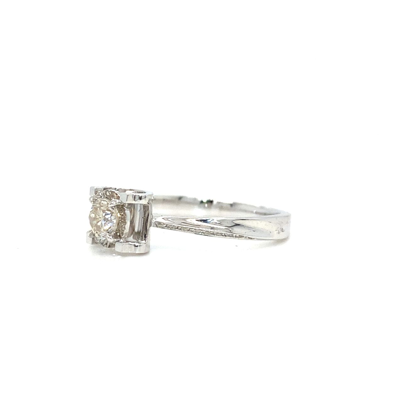 18K White Gold Cushion Illusion Gradual Side Diamond Ring