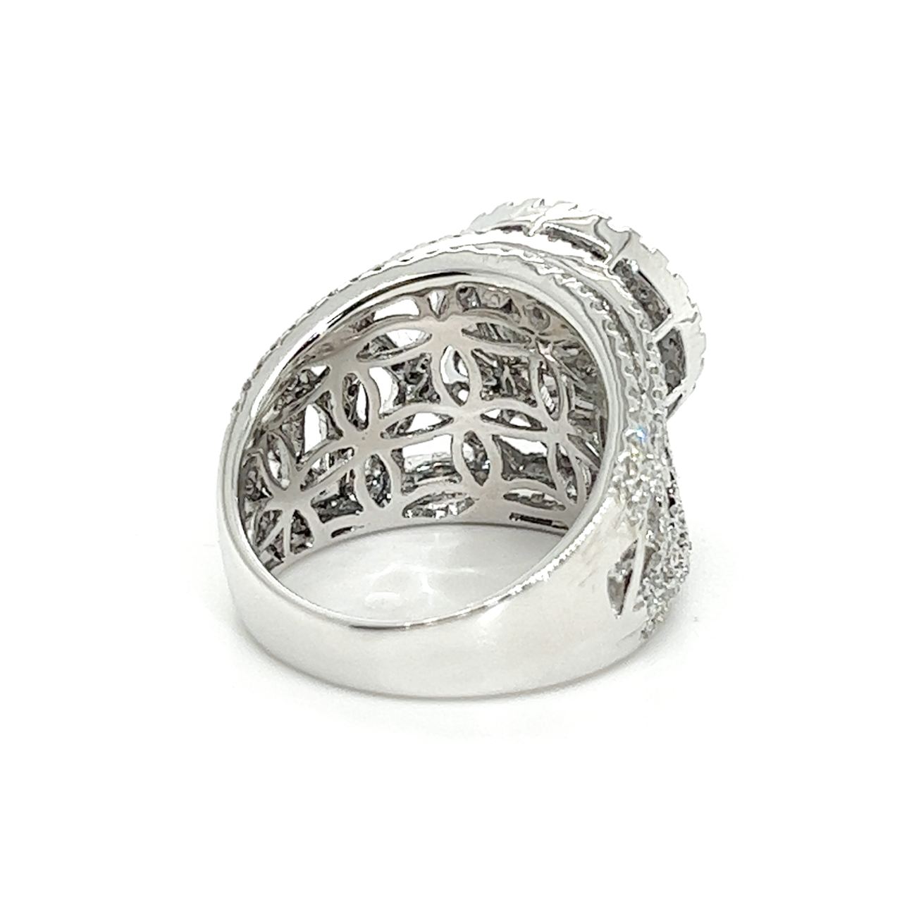 18K White Gold Gamma Thick Side Lotus Cluster Top Diamond Ring